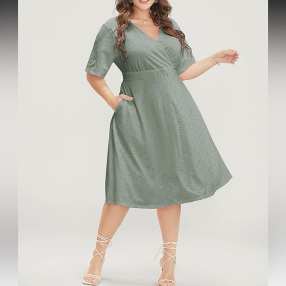 069. NWT Bloomchic Solid Pocket Laser Cut Surplice Neck Knee Dress 14-16/1X